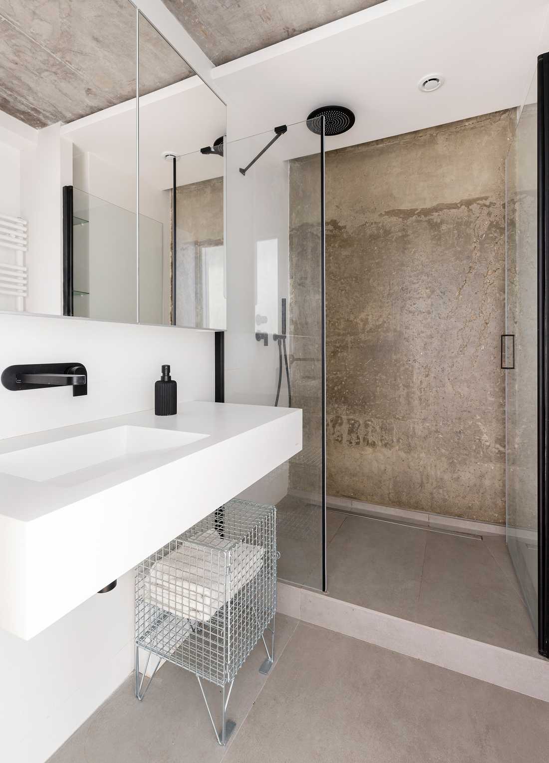 Bathroom designed by an architect in a new apartment in Tours