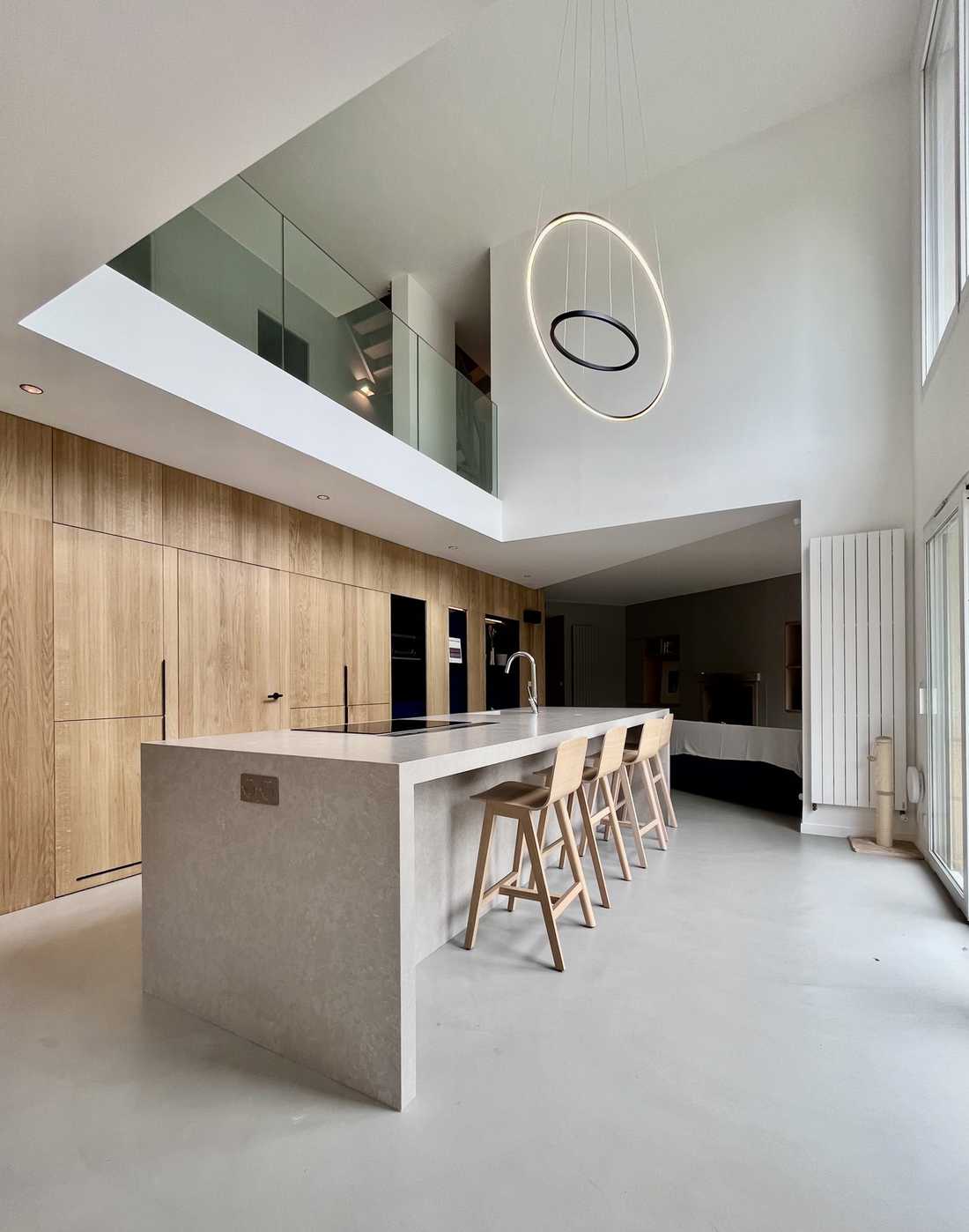 Maison contemporaine avec hauteur sous plafond aménagé par un architecte à Tours