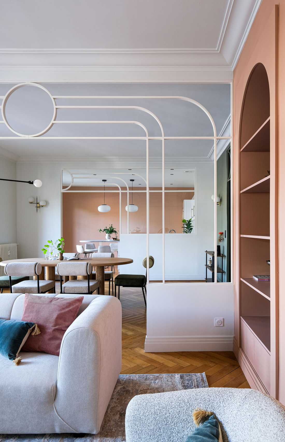 Un architecte d'intérieur à Tours aménage la pièce de vie d'un appartement ancien