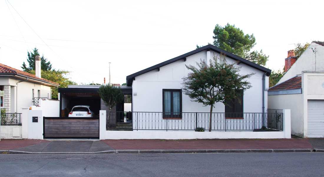 Facade de la maison agrandie avec extension et parking