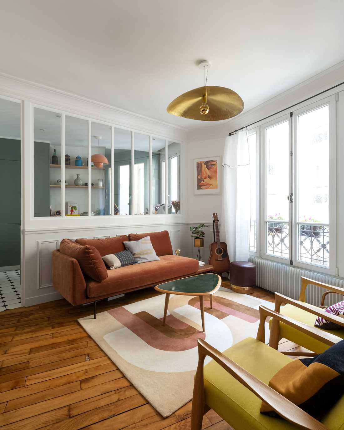 Relooking d'intérieur d'un salon avec verrière dans un appartement à Tours