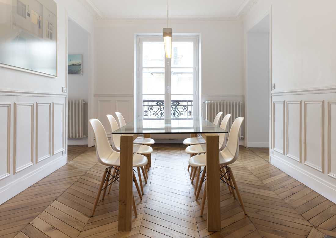 Salle à manger d'un appartement haussmannien rénové en Centre-Val de Loire