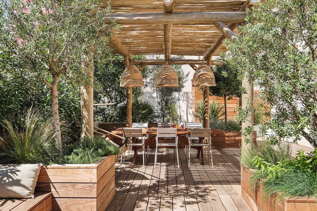 Aménagement d'une terrasse en bois par un jardinier paysagiste à Tours