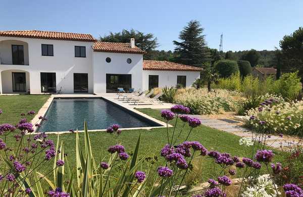 Jardin méditerranéen à la végétation provençale aménagé par un jardinier paysagiste à Tours.