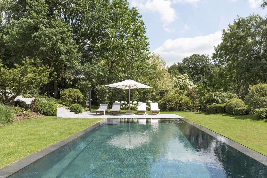 Piscine d'un jardin à débordement concu par un paysagiste à Tours