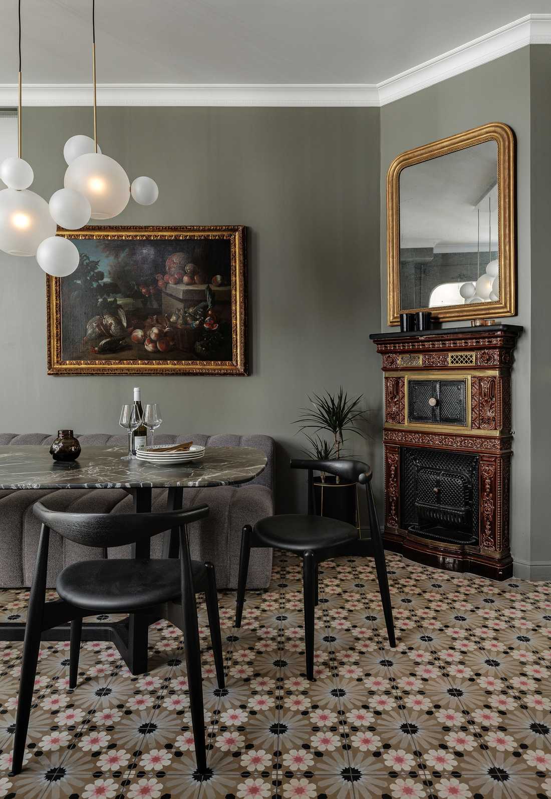 Salle a manger avec cheminée ancienne rénovée par un architecte d'intérieur en Touraine