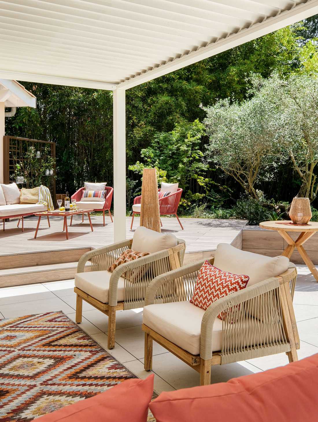 Terrasse couverte avec mobilier du jardin réalisé par un paysagiste en Centre-Val de Loire
