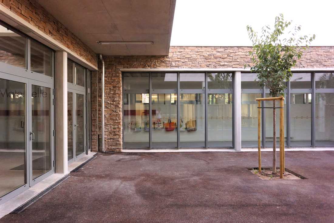 Cour intérieure de l'école conçu par un architecte en Touraine