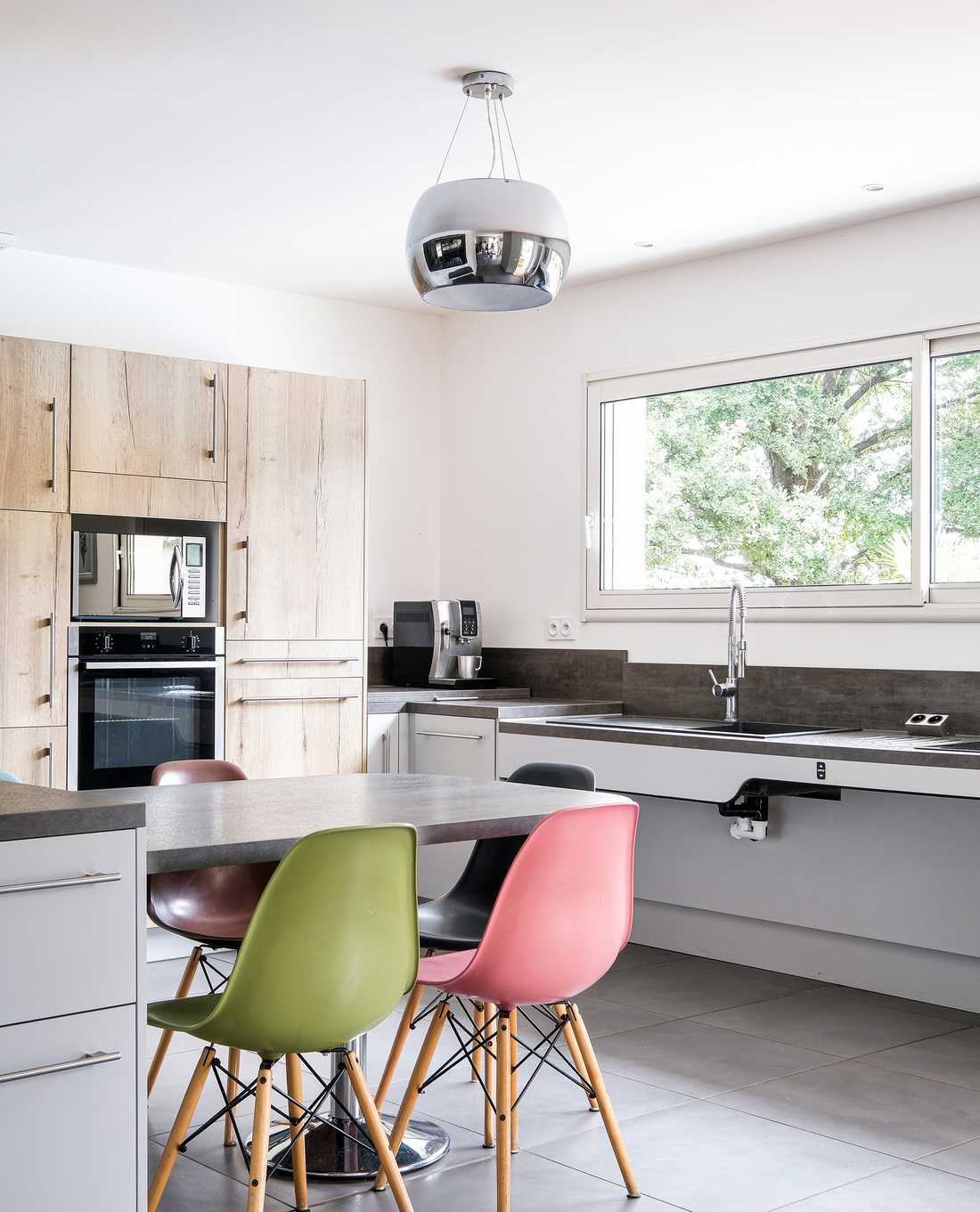 Un architecte d'intérieur in Tours aménage une cuisine accessible aux personnes à mobilité réduite PMR)