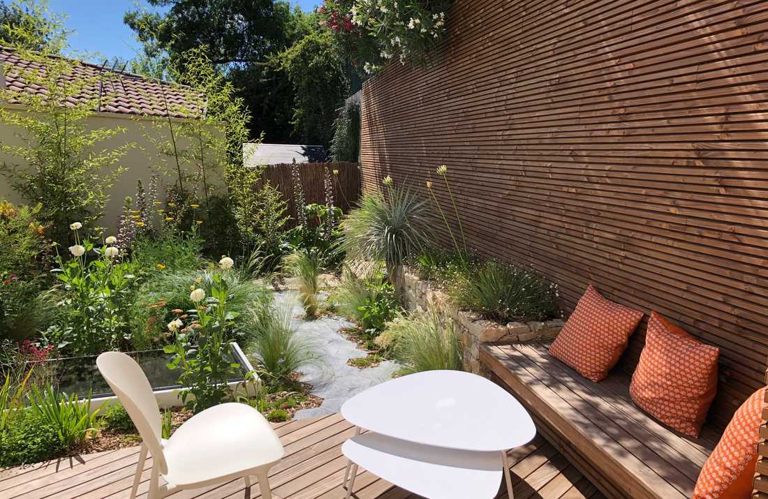 Terrasse d'une maison avec un petit jardin dans un lotissement