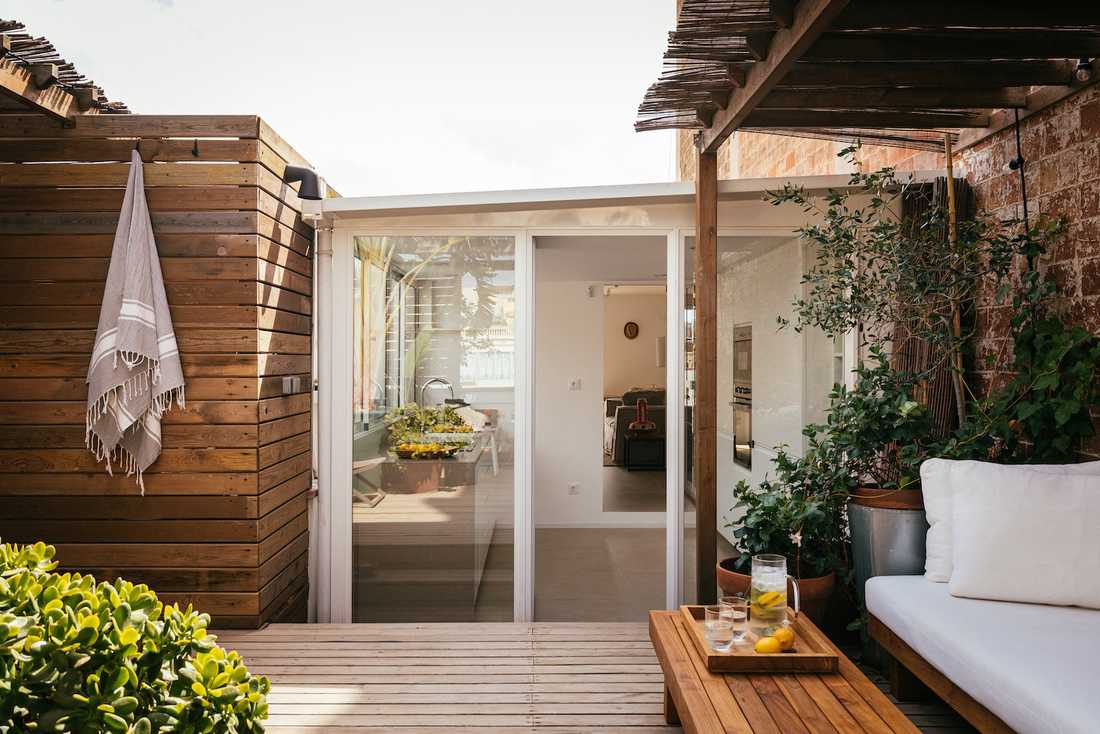 Aménagement d'un appartement rooftop avec 2 terrasses - vue de la cuisine depuis la terrasse