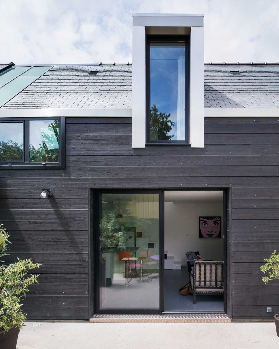 Extension with anthracite wood cladding designed by an architect in Touraine