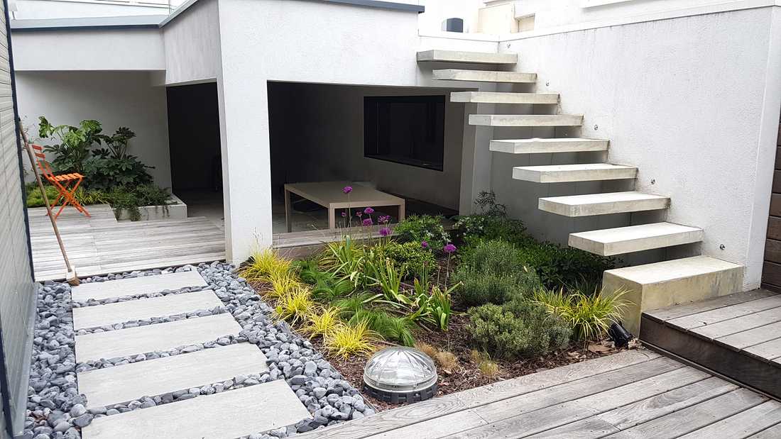 Jardin contemporain aménagé par un jardinier paysagiste à Tours