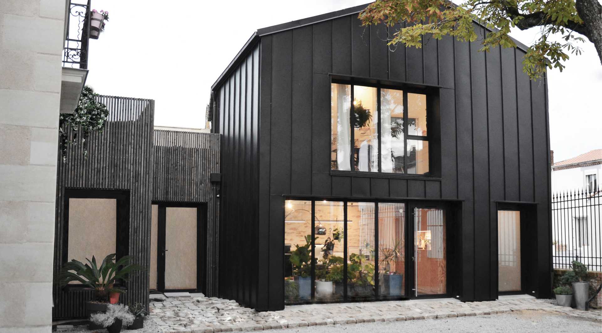 Extension contemporaine d'une maison de ville réalisée par un architecte à Tours