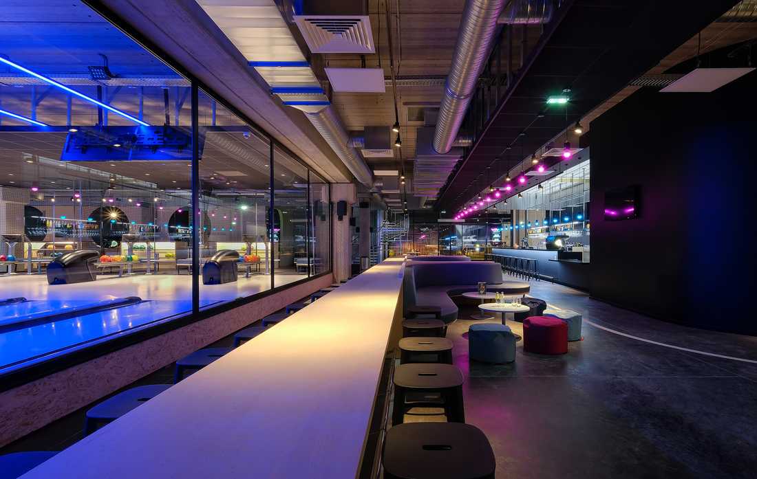 Restaurant - bar d'un bowling aménagé par un architecte en Touraine