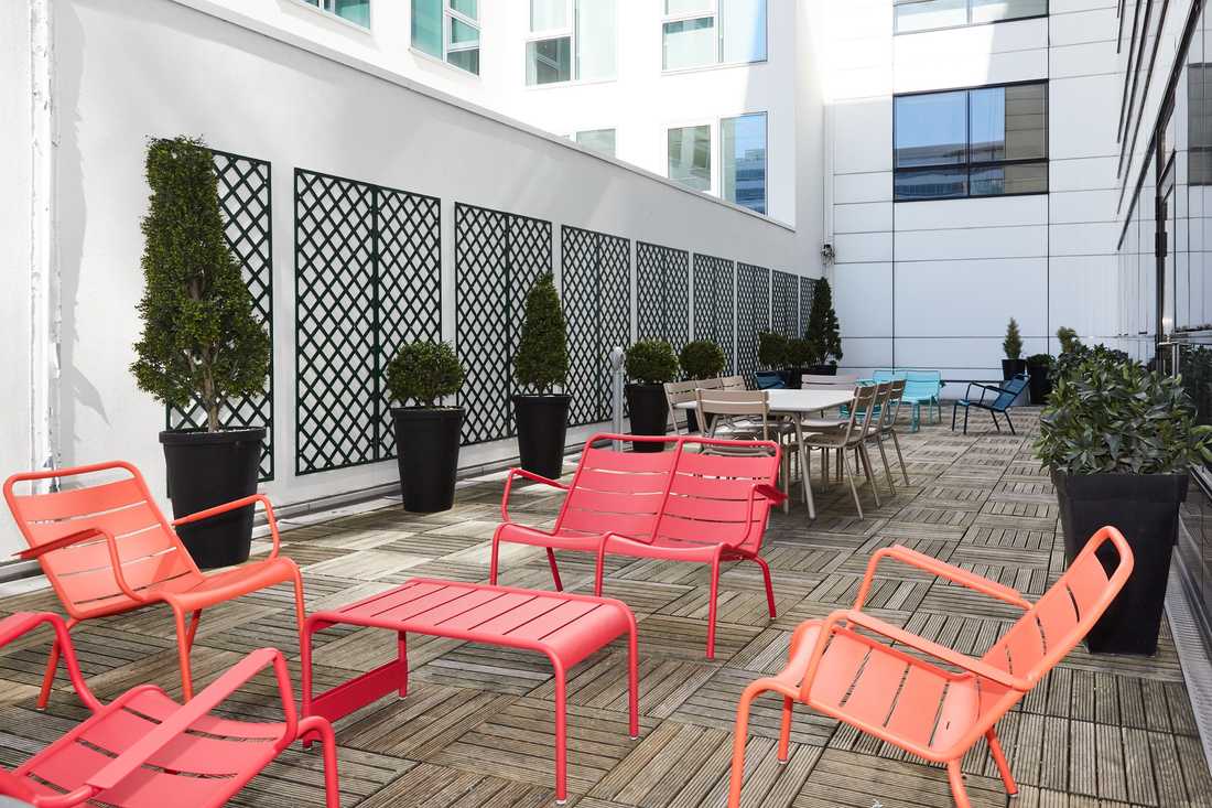 Terrasse aménagé par un architecte dans un immeuble de bureaux