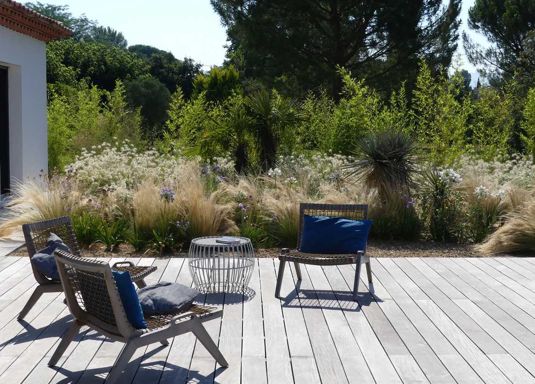 Terrasse aménagée par un jardinier paysagiste en Centre-Val de Loire