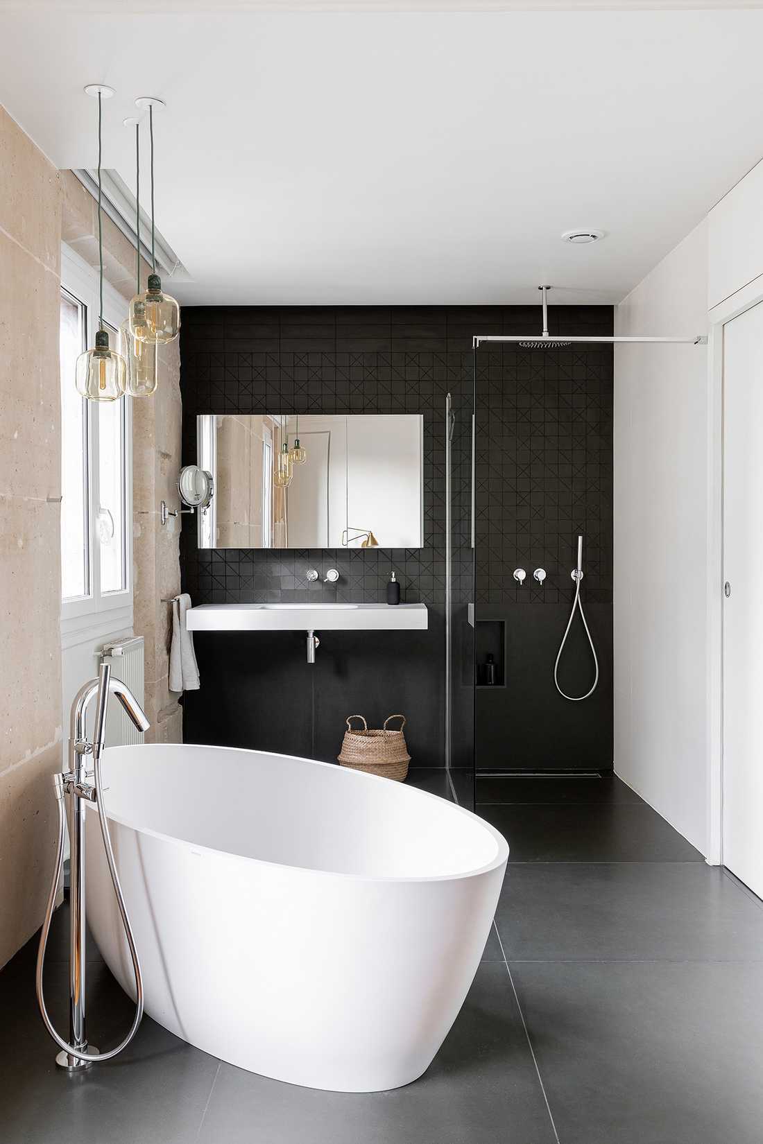 Salle de bain avec baignoir centrale aménagée par un architecte d'intérieur à Tours 