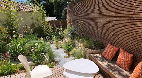 Micro-jardin urbain aux massifs naturalistes à Tours