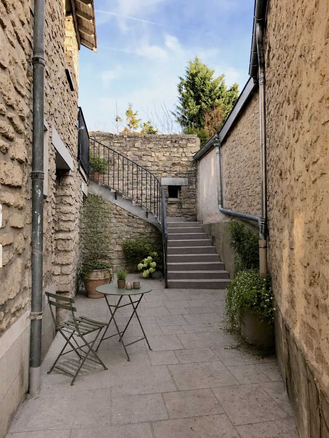 Escalier exterieur après les travaux de rénovation du corps de ferme