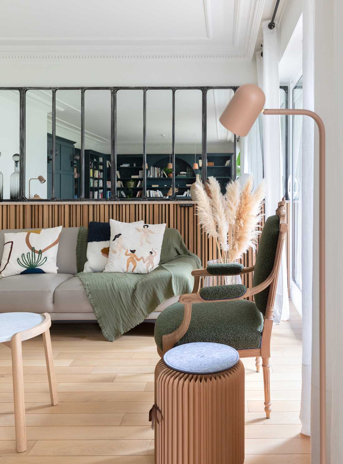 Séparation entre un salon et une cuisine avec une verrière conçue par un décorateur d'intérieur in the Loire valley