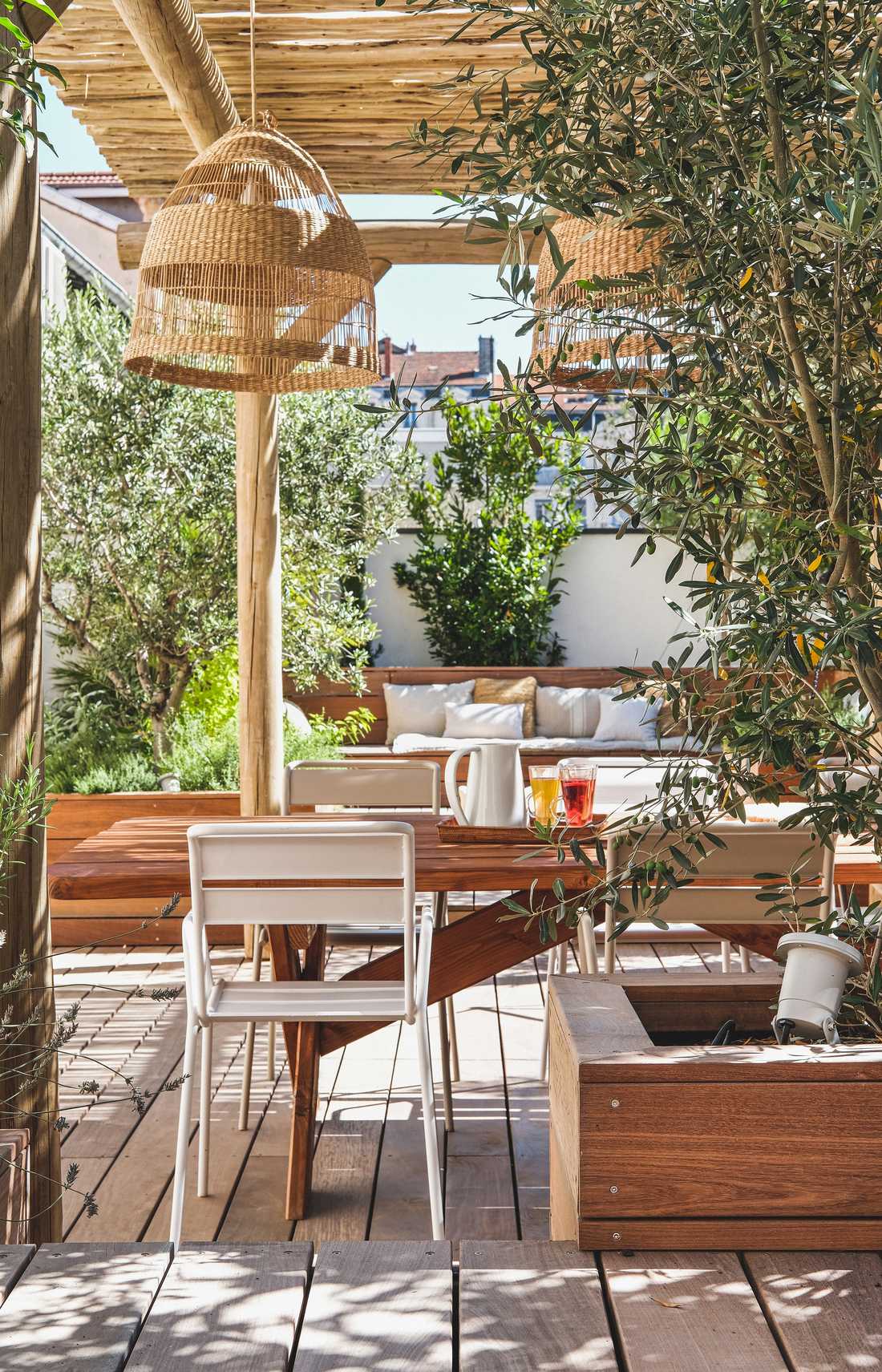 Wooden terrace apartment designed by a landscape gardener in Tours
