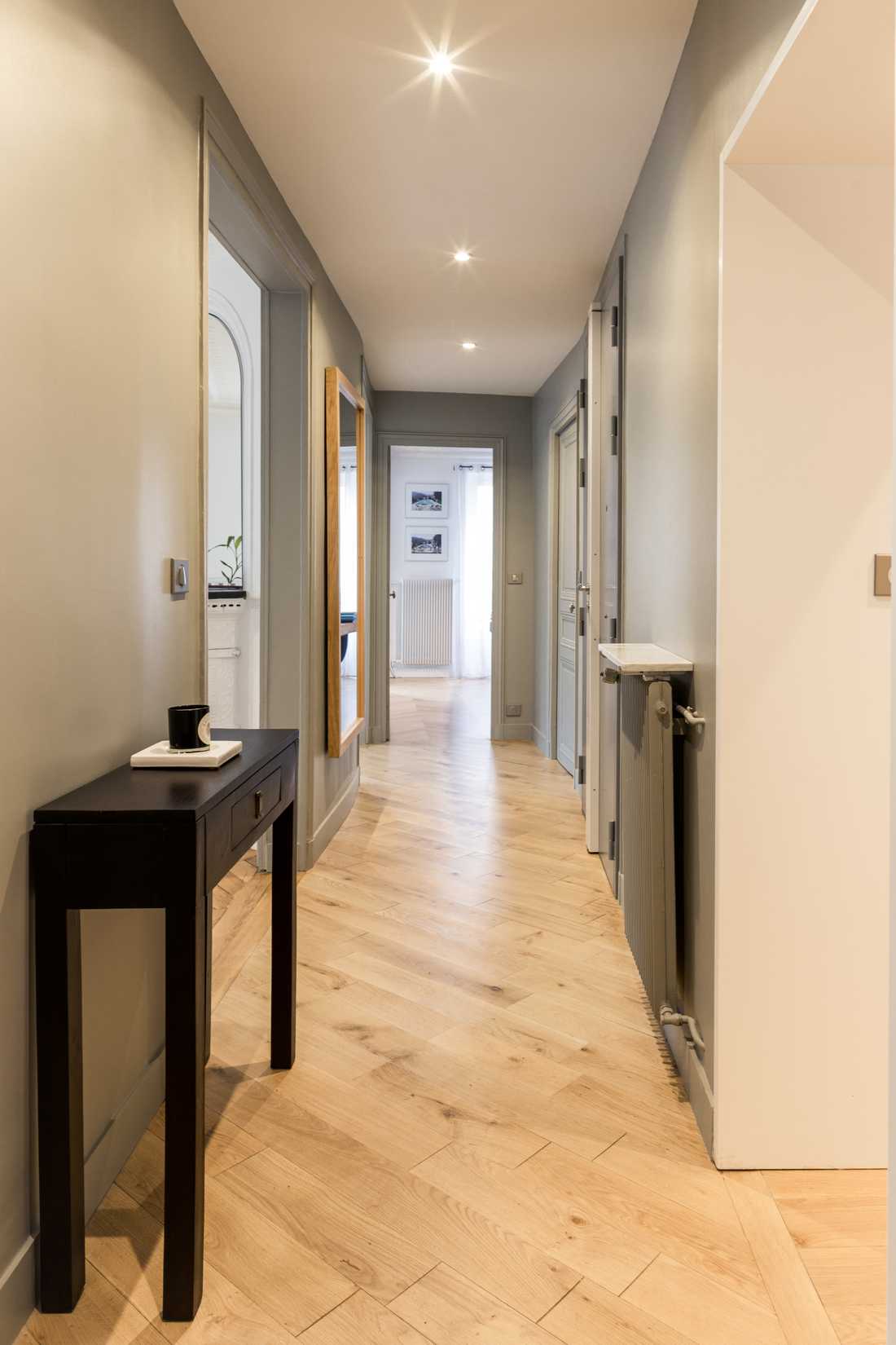 Couloir d'un appartement haussmannien renovée par un architecte d'interieur à Tours