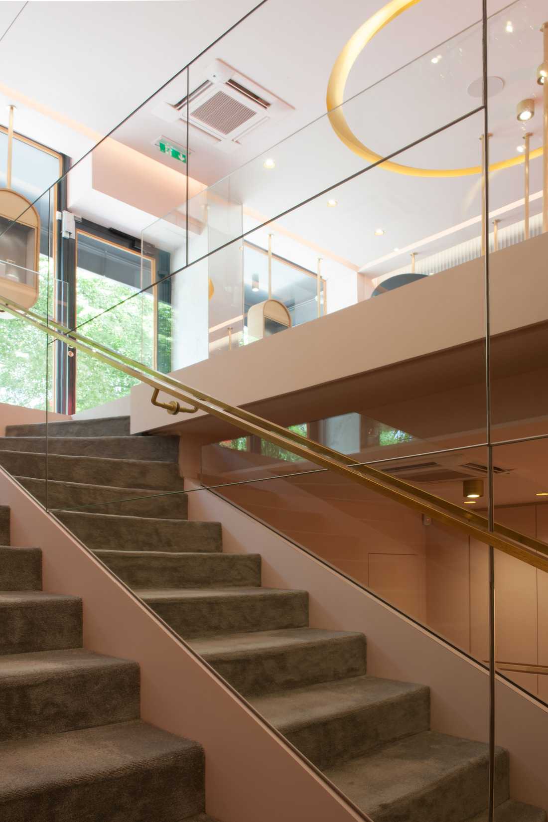 Escalier vers le sous-sol de la boutique