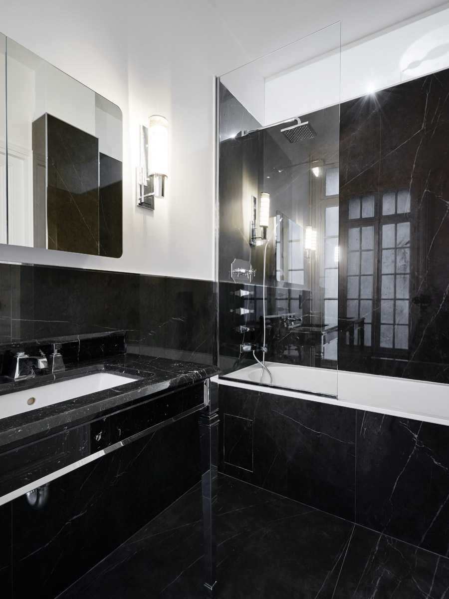 Salle de bain noire design en Touraine