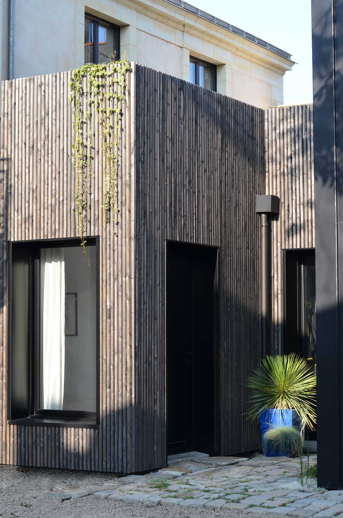 Un architecte réalise une extension contemporaine avec bardage bois en Touraine