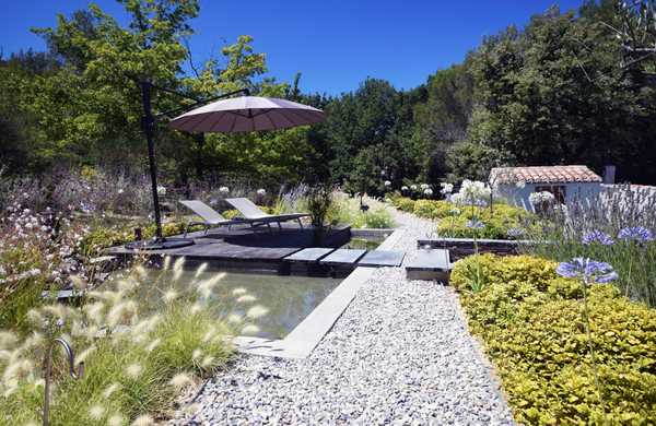 Présentation d'un projet de rénovation d'un jardin paysagé de style méditerranéen autour d'une piscine existante par un concepteur-paysagiste basé à Tours.