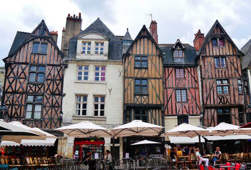 Immeubles anciens du centre ville de Tours, place Plumereau.