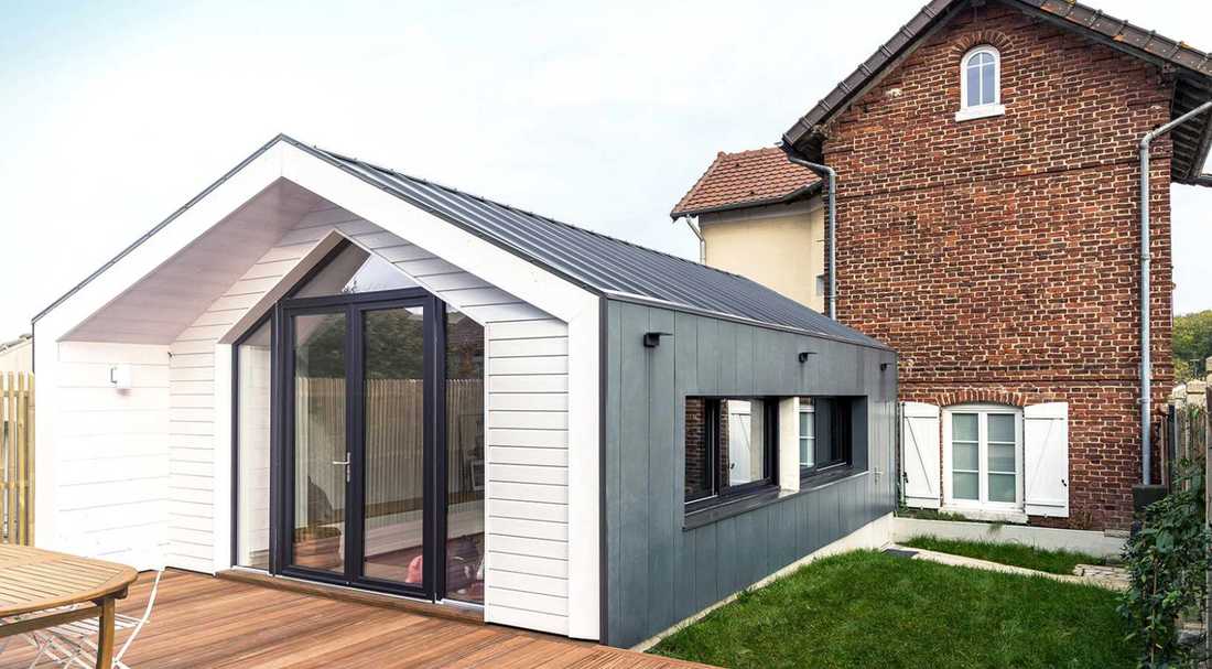 Extension of a brick corner house by an architecte in Touraine