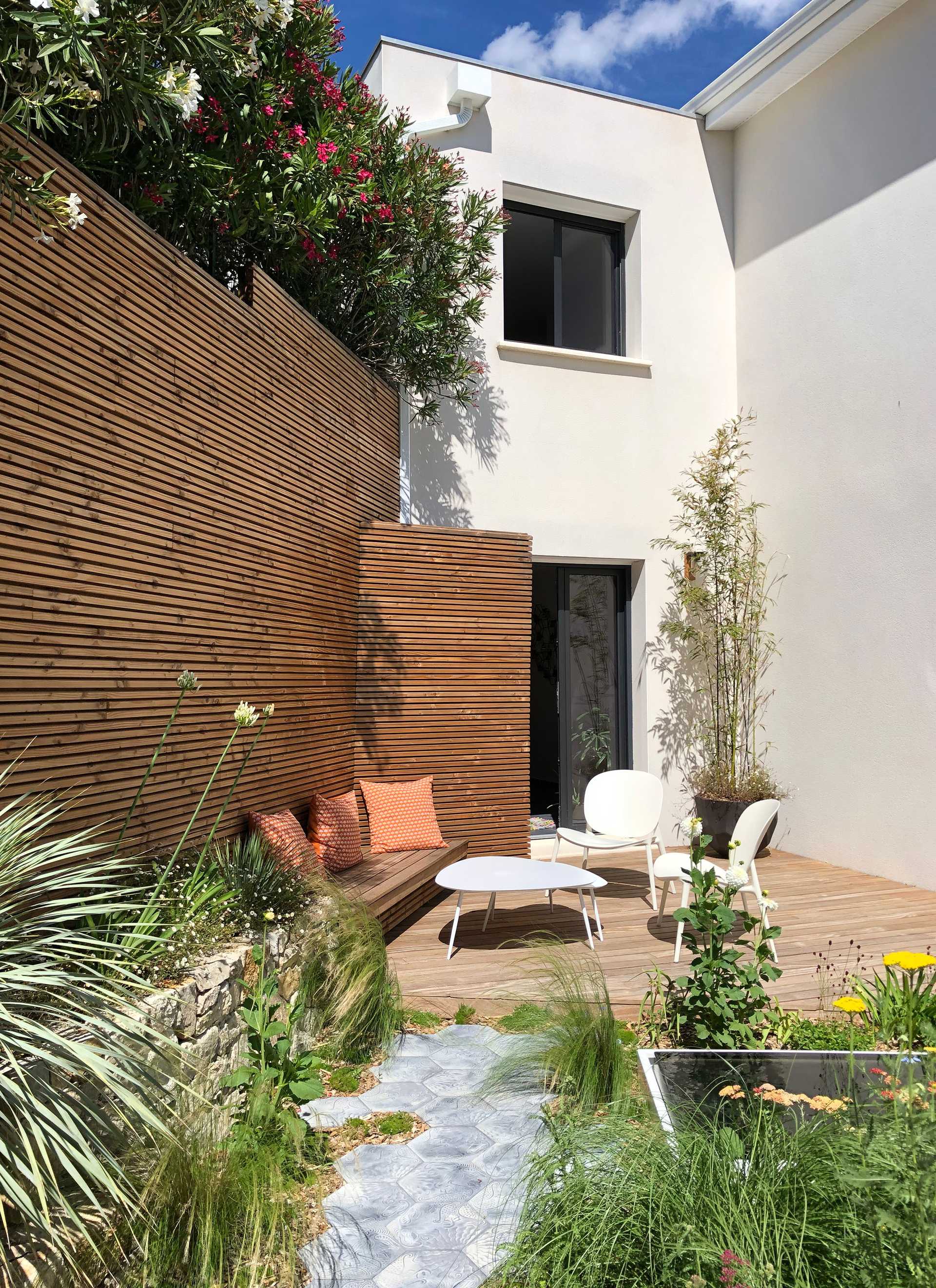 Terrasse en bois aménagé pour un pavillon en Touraine