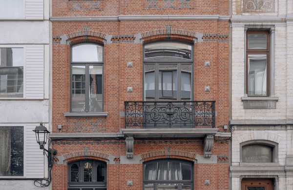 Rénovation complète maison de maître - façade extérieure en brique vu de la rue