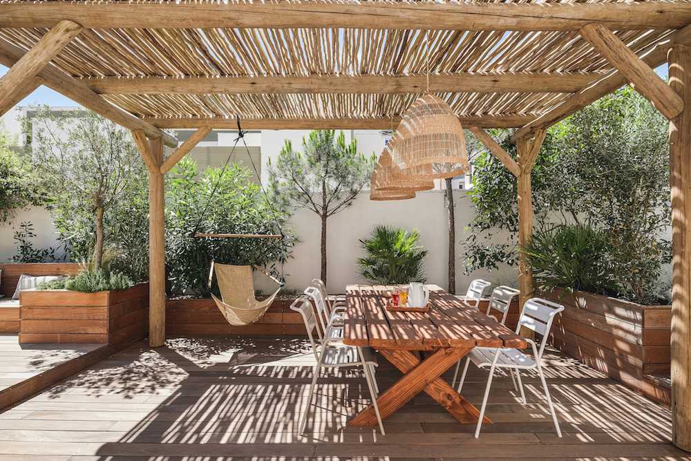 Aménagement d'une terrasse en bois - esprit méditérranéen - coin repas avec hamac