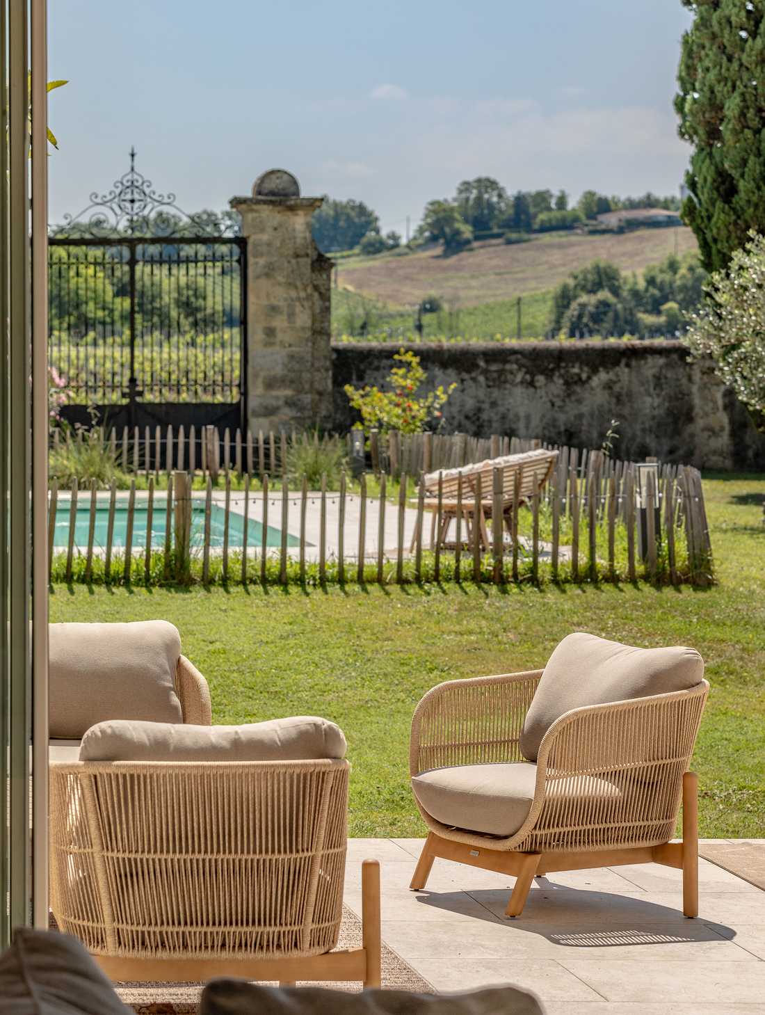 Aménagement paysager du jardin d'un chateau avec piscine en Touraine