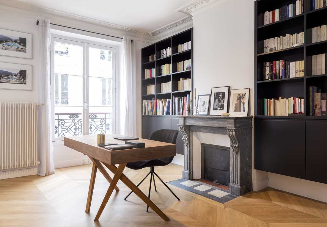 Bureau design dans un appartement haussmannien en Touraine