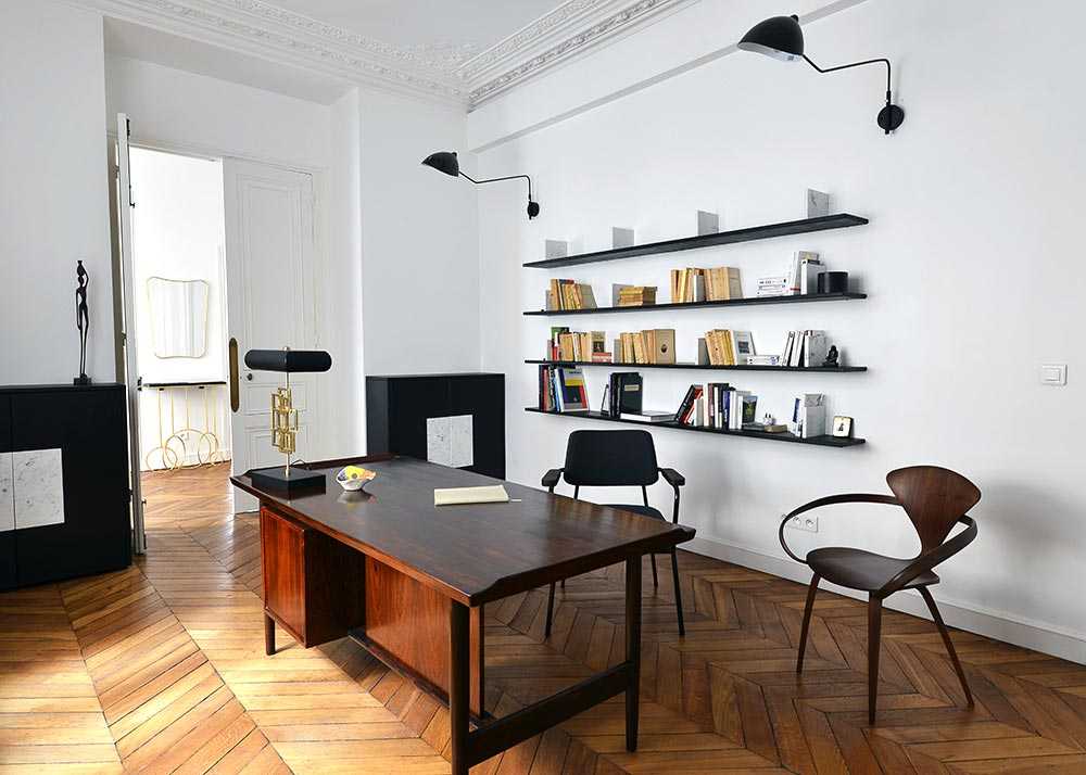 Décoration d'intérieur d'un bureau dans un appartement haussmannien