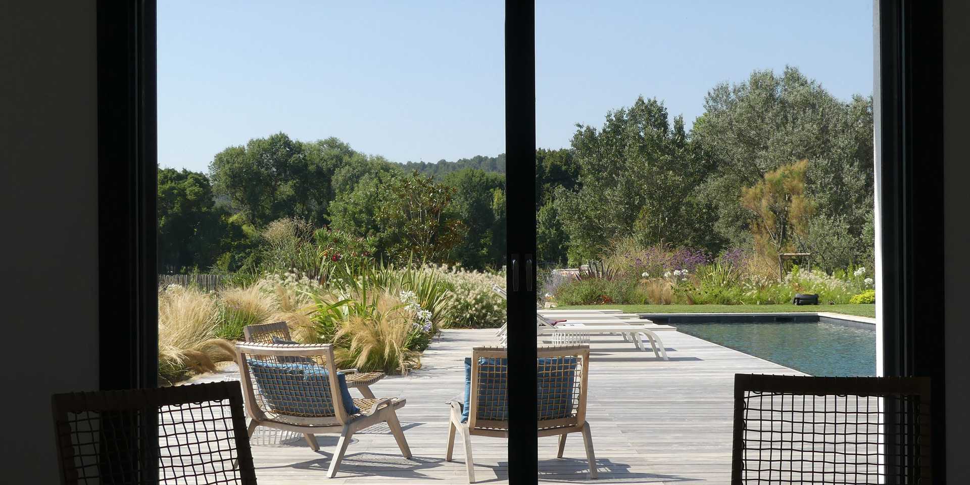 Jardin avec piscine et terrasse aménagé par un paysagiste à proximité de Tours