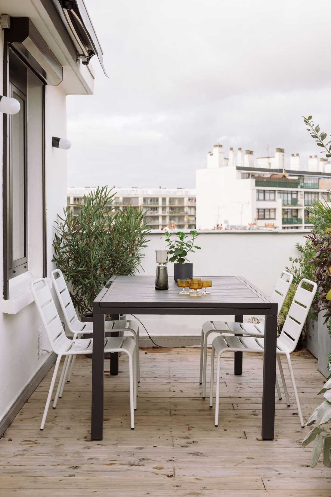 Coin repas sur la terrasse de l'appartement à Tours