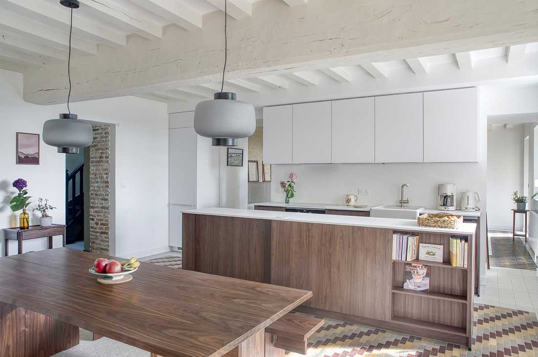 Cuisine ouverte avec ilot central contemporaine dans une maison ancienne en Touraine